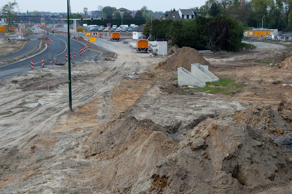 20110417-134440.jpg - Noordelijke rijbaan, fietspad en trottoir nu helemaal verwijderd aan de westzijde van het viaduct Meerenakkerweg. Men lijkt toch nog een stukje van de oude bypass te laten liggen.  week 201114 