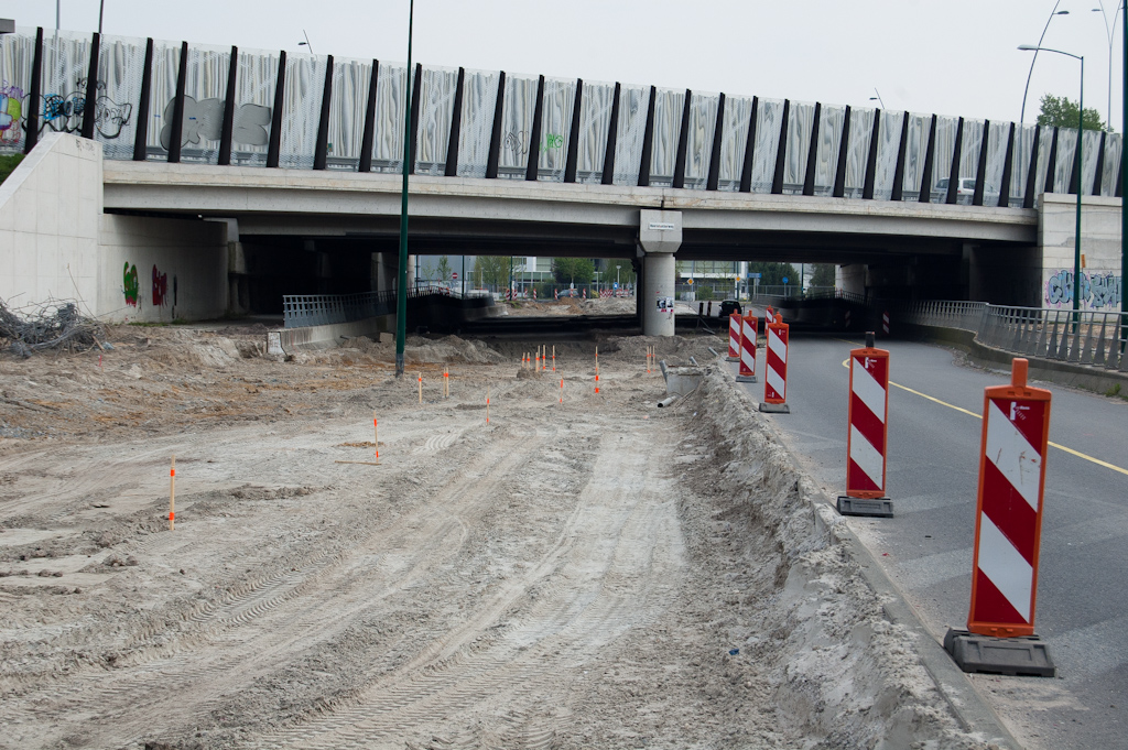 20110417-134740.jpg - Nu we de bermslootverlegging en deze verwijdering van de leuningen hebben gezien, is wel duidelijk dat het gemeentelijk project ook voorziet in gedeeltelijke aanleg van de nieuwe aansluiting op een Rijksweg.  week 201113 