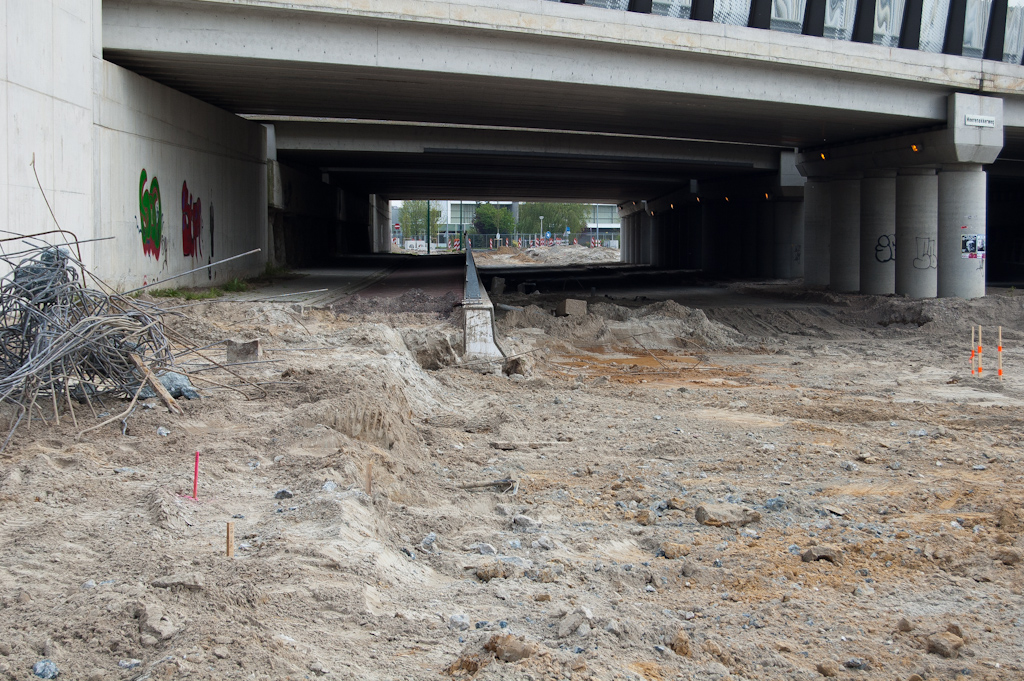 20110417-134902.jpg - De leuning stond op een betonnen barrier ten behoeve van de verdiepte ligging van de Meerenakkerweg onder het viaduct. Het is duidelijk dat die barrier ook weg moet zodat de afrit vanuit de richting Amsterdam kan worden aangesloten op de Meerenakkerweg.