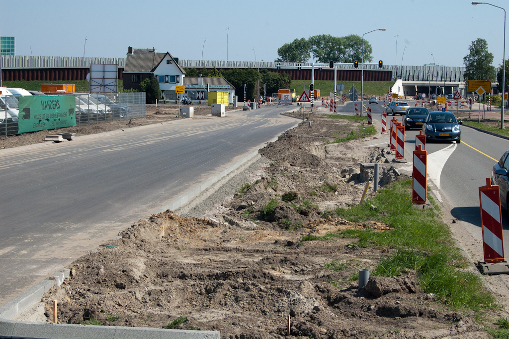 20110425-135618.jpg - Optisch geen voortgang op de noordelijke rijbaan van de Heistraat, maar het lijkt logisch om met het omzetten van het verkeer te wachten totdat de reconstructie van de noordelijke rijbaan onder het viaduct Meerenakkerweg gereed is.  week 201113 