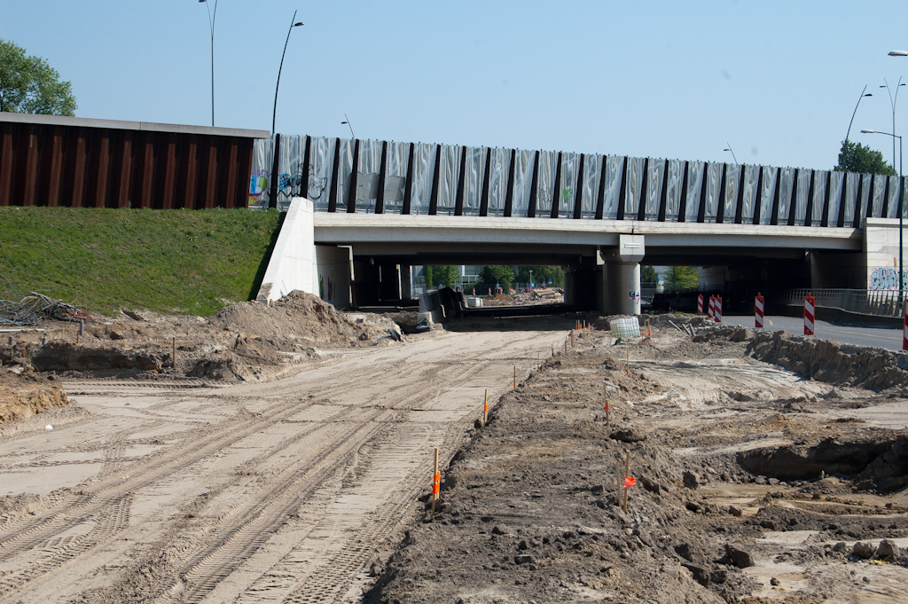 20110425-140429.jpg - De afrit vanuit de richting Amsterdam sluit dus aan op de verdiepte ligging van de Meerenakkerweg/Heistraat. Dat kan hier ook eenvoudig, omdat het fietspad onder het viaduct buiten gebruik blijft en niet hoeft te worden doorgetrokken. Aan de andere zijde (rechts), waar de toerit in de richting Maastricht moet komen te liggen, krijgen we dus te zijner tijd een complexere situatie met een kruisend tweerichtingen fietspad.  week 201115 