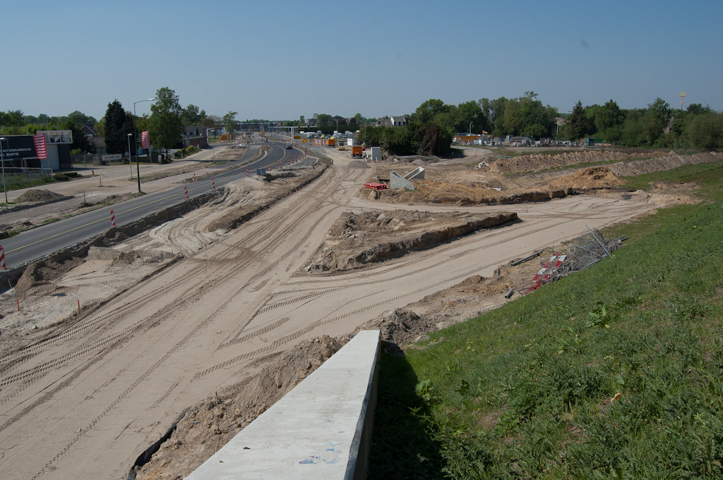 20110425-141130.jpg - ...geen twijfel meer mogelijk: de nieuwe aansluiting op de Rijksweg N2 wordt gedeeltelijk door de gemeenten Veldhoven en Eindhoven aangelegd.