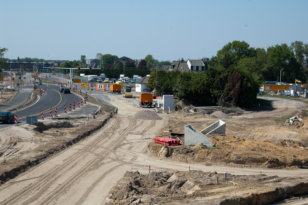 20110425-141207.jpg - Sloop van de oude bypass in de Heistraat lijkt definitief gestopt. Belangrijker zijn de nieuwe cunetten op de voorgrond...  week 201115 