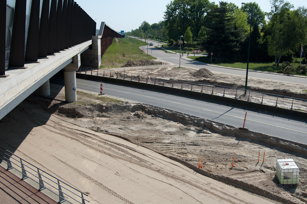 20110425-141308.jpg - Ook al enigzins duidelijk hoe de linksaffer vanaf het bedrijventerrein de Hurk komt te liggen, waar (vracht-)verkeer een hoek van zo'n 135 graden moet nemen om op de toekomstige toerit naar de N2 in de richting Maastricht te geraken.  week 201115 