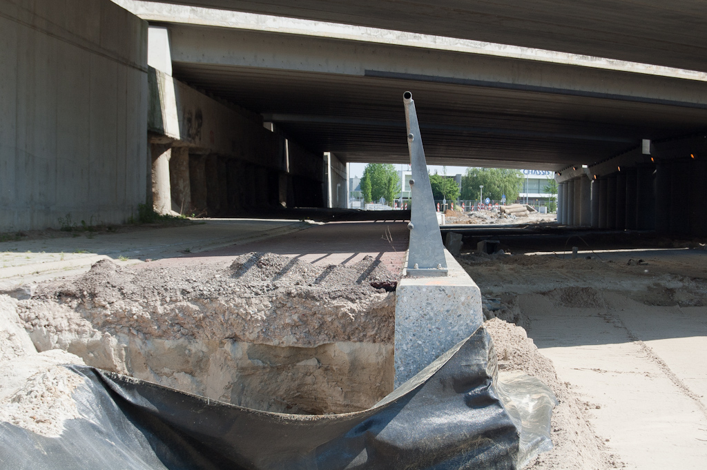 20110425-141453.jpg - Doorgezaagde betonnen kering tussen fietspad en verdiepte noordelijke rijbaan. Ook al blijft het fietspad een SNUP (spoor van nooit uitgevoerd plan), toch hopen we op een nette afwerking.  week 201115 