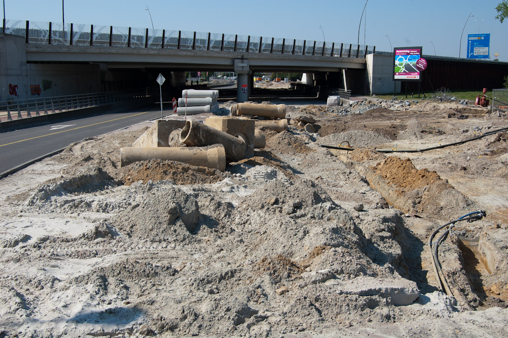 20110425-142057.jpg - Meer leidingwerk zichtbaar aan Eindhovense zijde van het viaduct Meerenakkerweg...  week 201115 