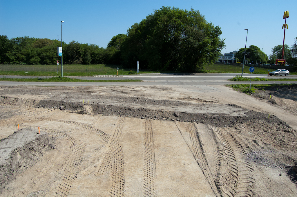 20110501-115853.jpg - Grondwerken aan het oostelijke einde van de verlengde Meerhovendreef, waar een kruising moet komen met de Sliffertsestraat. In de komende weken kunnen we vaststellen of men deze kruising alvast voorbereidt op doortrekking naar de N2, analoog aan de werken op de Heistraat/Meerenakkerweg.