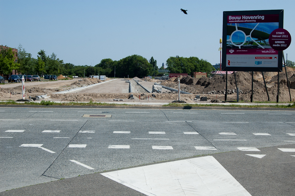 20110501-121222.jpg - Op de kruising met de Grasdreef lijkt het duidelijk dat de rijstrook rechts van het witte vlak voert naar de verlengde Meerhovendreef richting N2. Voor de relatie N2-Grasdreef-zuid (rechts van de foto) moet er zo te zien nog wat markering worden aangepast.  week 201116 