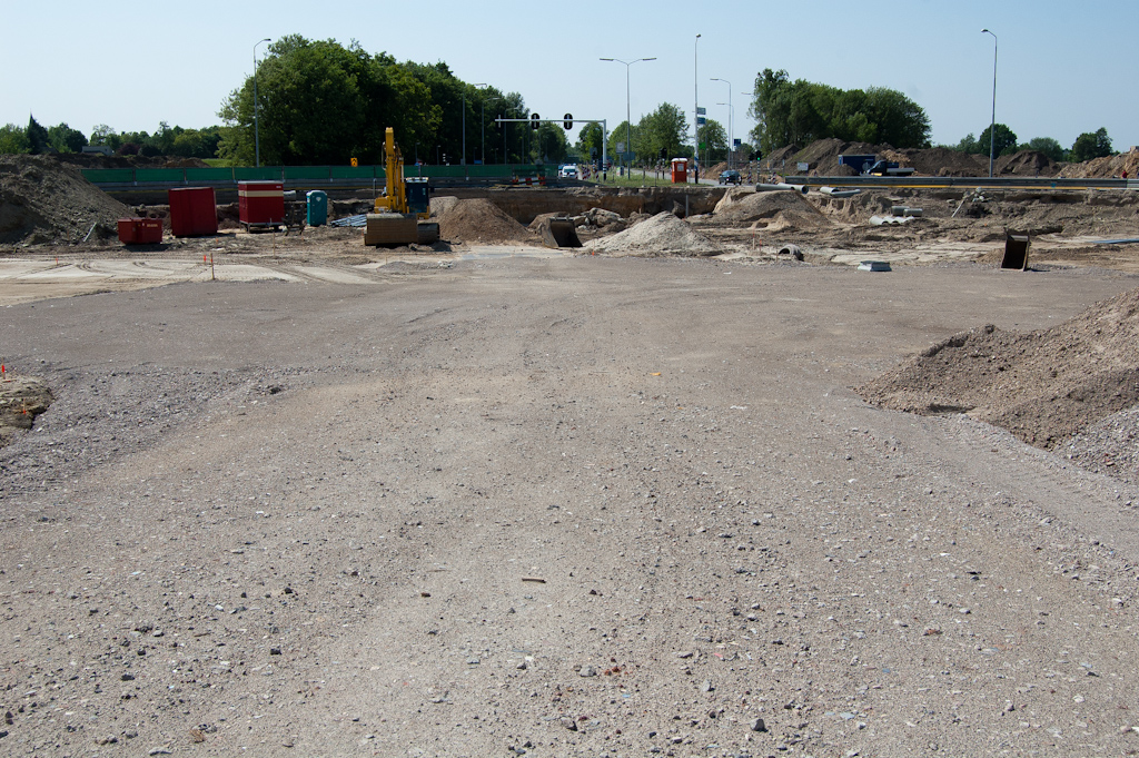 20110501-121912.jpg - Verder is men bezig het verdiepte rotonde-eiland te bedekken met puinfundering, misschien voor werkverkeerdoeleinden. De aanleg van de nieuwe kruising, als vervanging van de huidige rotonde, lijkt immers nog niet aan de orde.  week 201116 