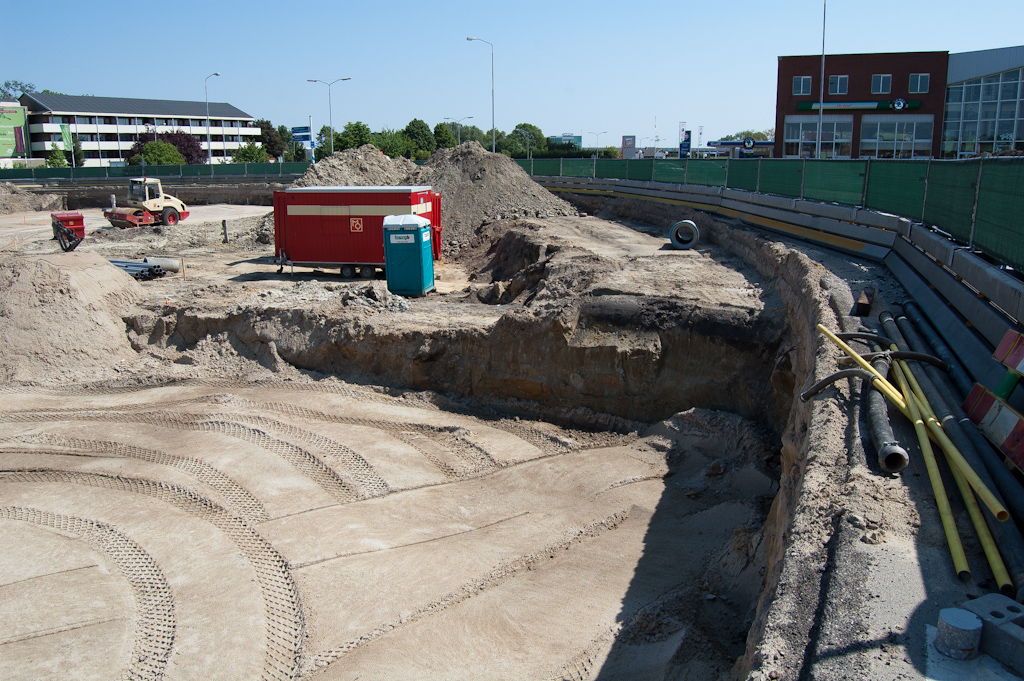 20110501-122621.jpg - ...maar in het rotonde-eiland is het nut van het naar buiten verplaatsen van het verkeer nu duidelijk. Men is dus begonnen met ontgraven van de beschikbaar gekomen ruimte, alhoewel het onmiddelijk doel daarvan nog moet blijken.  week 201115 