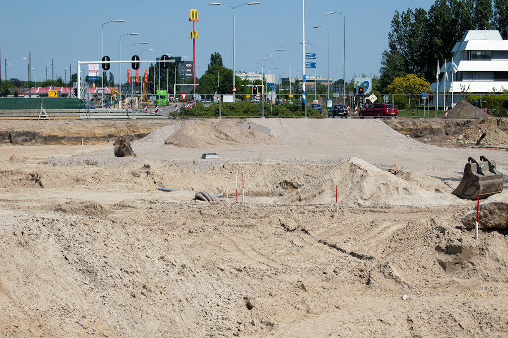 20110501-122703.jpg - De vorige week nog gereedliggende rioleringsbuizen zijn verdwenen, zodat het aannemelijk is dat die nu zijn ingegraven. Wapeningsstaal van de funderingspalen voor de fietsrotondepyloon nog net zichtbaar.  week 201116 