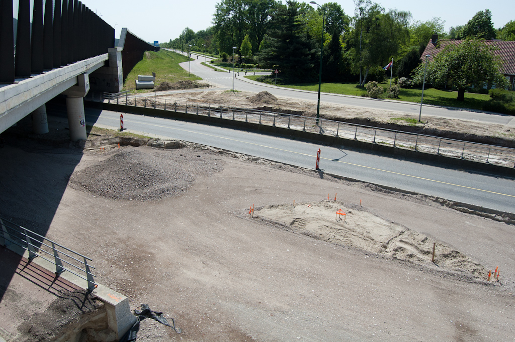 20110501-124458.jpg - Dichter bij het viaduct Meerenakkerweg al wel puinfundering, maar nog geen opsluitbanden, zodat de precieze vormgeving van de 135 graden bocht voor verkeer vanuit Eindhoven naar de N2 in de richting Maastricht nog niet duidelijk is.  week 201116 