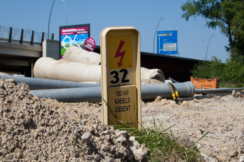 20110501-130218.jpg - Er ligt hier dan ook een extra uitdaging. Meestal zien we lijnen met een dergelijk voltage hangen aan masten met meterslange isolatoren.