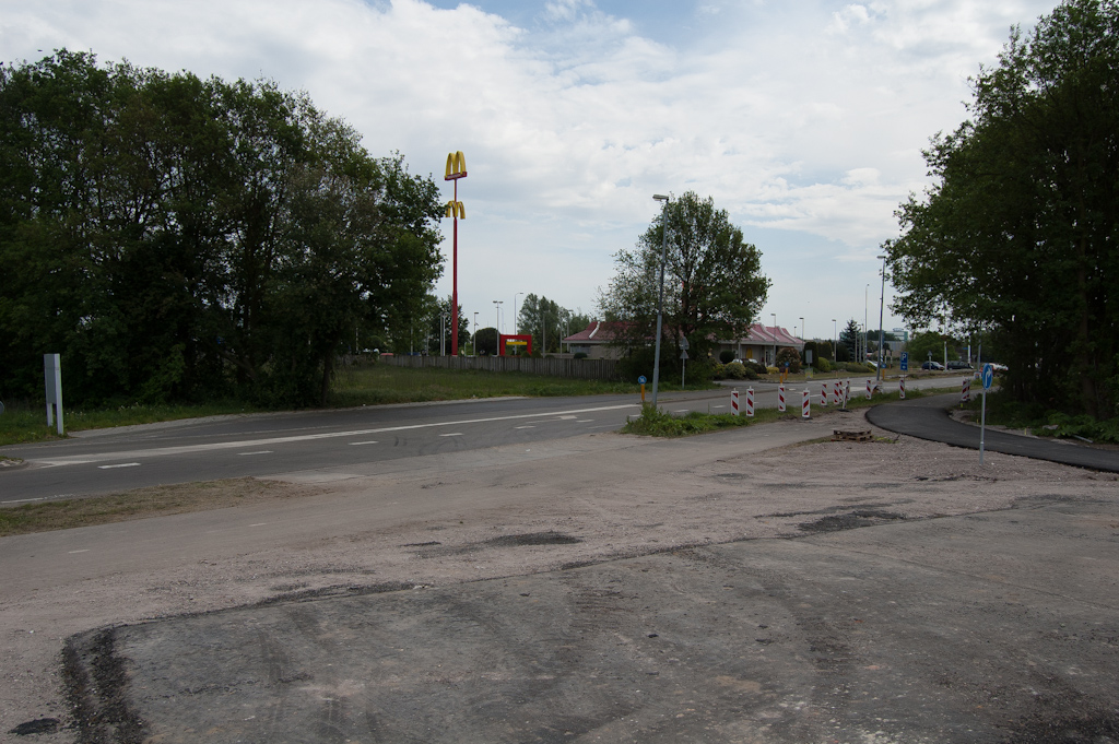 20110508-122510.jpg - Eerste asfalt op de verlengde Meerhovendreef bij de te realiseren kruising met de Sliffertsestraat. Dat het hier stopt geeft aan dat men kennelijk niet zomaar de Sliffertsestraat afsluit voor het aanleggen van de kruising. Hij heeft immers een belangrijke ontsluitingsfunctie voor een deel van Meerhoven.  week 201117 