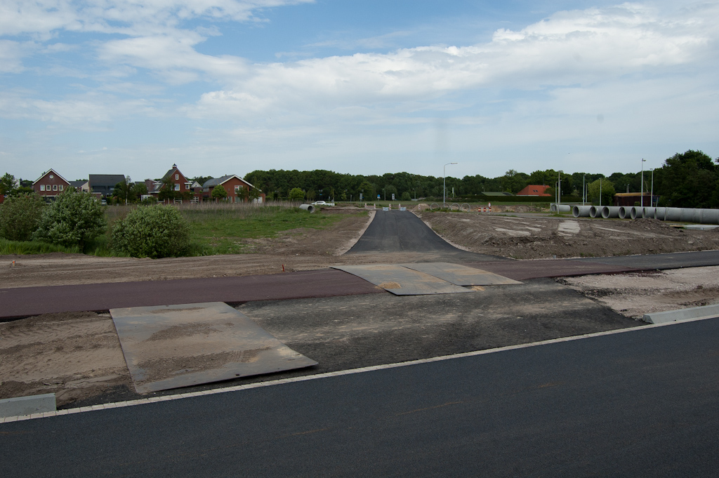 20110508-122902.jpg - ...en een tijdelijke rijbaan aangelegd parallel aan de Sliffertsestraat. Dat wordt dus de omleiding (via de verlengde Meerhovendreef, Grasdreef en Hovenring) tijdens aanleg van de kruising uit de eerste foto.