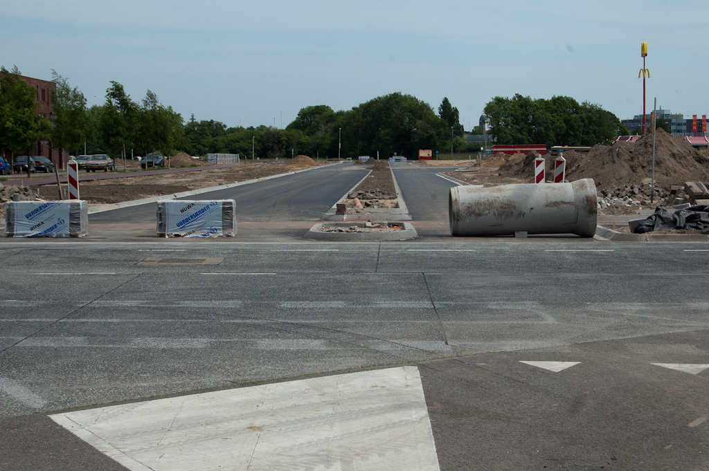 20110508-123640.jpg - Terug in de oorspronkelijke kijkrichting (naar de N2). Men heeft inderdaad bijzonder hard gewerkt deze week zodat de oude opsluitbanden zijn verwijderd en de verlengde Meerhovendreef is aangesloten op de bestaande. De noodzakelijke verwijdering van markering is ook ter hand genomen, maar dat valt nog niet mee op de betonnen busbaan.  week 201117 