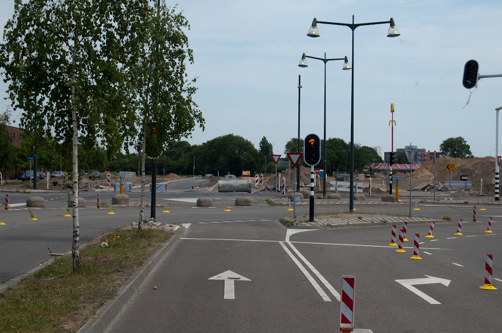 20110508-124404.jpg - Verkeerslichten reeds functionerend voor de nieuwe relaties. Voor zover we weten hebben hier jarenlang rode rechtdoor pijltjes gebrand. Bouwbord gesneuveld.  week 201111 