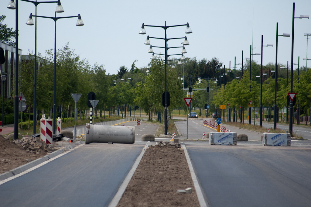 20110508-124708.jpg - Even achterom kijken hier, zodat duidelijk is dat de nieuwe rijbanen precies aansluiten op de bestaande Meerhovendreef, maar het plaatje is niet compleet omdat de "design" lichtmasten nog ontbreken in het verlengsel.