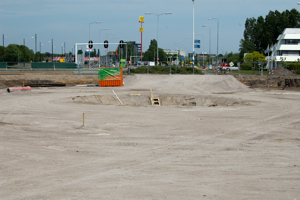 20110508-125540.jpg - De fundering van de pyloon voor de fietsrotonde is daardoor uit het zicht verdwenen, en voor werklieden bereikbaar gemaakt met een houten trapje.  week 201117 