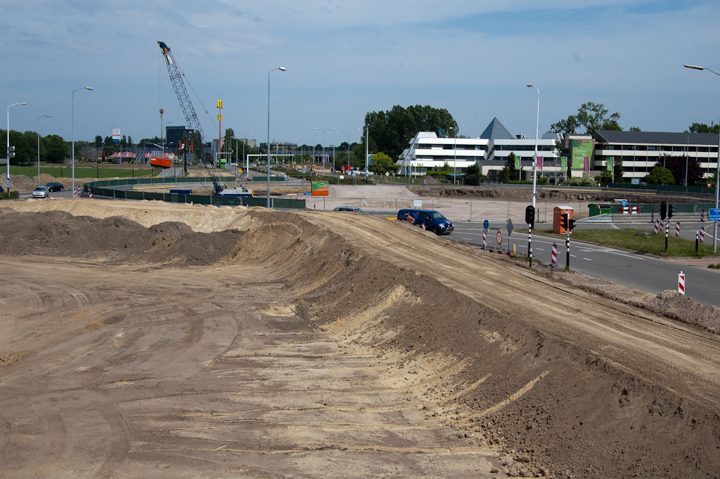 20110508-130824.jpg - Om de hangende rotonde per fiets te kunnen bereiken zijn uiteraard taluds noodzakelijk. De eerste wordt aangelegd naast de noordelijke rijbaan van de Heerbaan in Veldhoven. Voor een volledig symmetrische configuratie zou men dus acht van deze taluds moeten aanleggen, maar daarvan wordt een aantal bespaard door toepassing van twee-richtingen fietspaden.