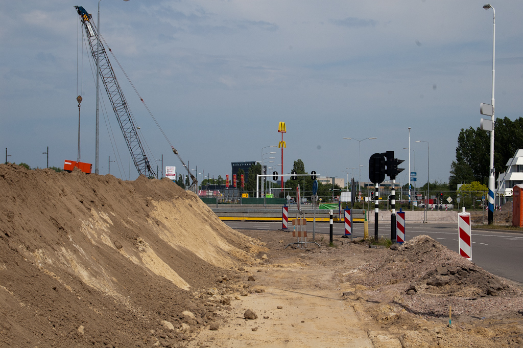 20110508-131427.jpg - De fietspadtaluds zouden een niveau 1 hoogte niet behoeven te halen, omdat immers de nieuwe kruising half verdiept komt te liggen. Als je de huidige hoogte vergelijkt met de verkeerslichten lijkt dat dus ook het geval.