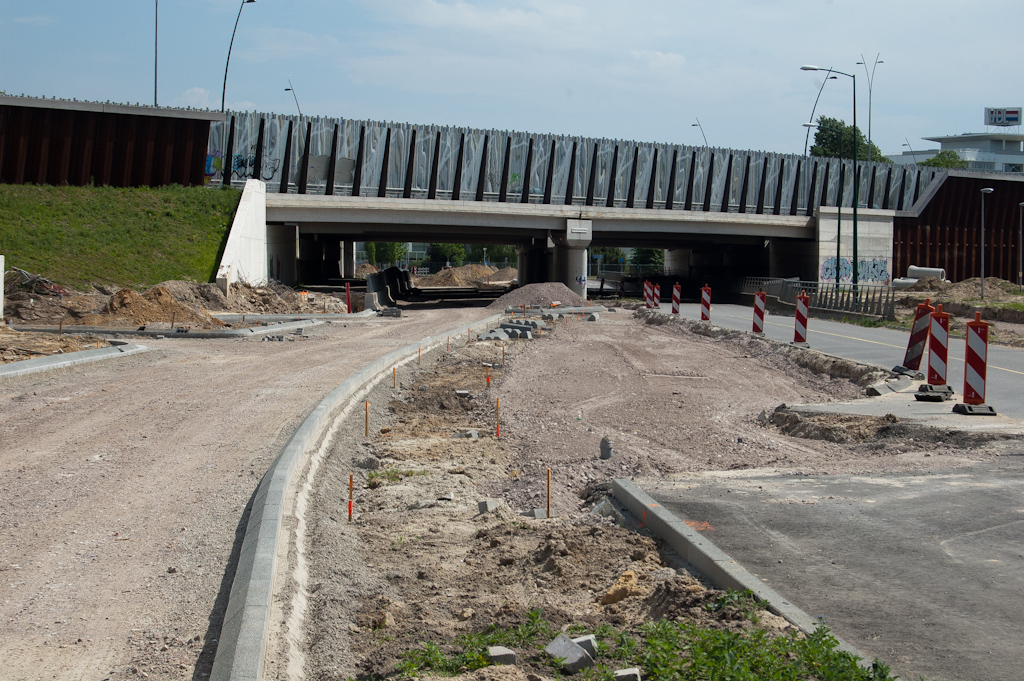 20110508-132339.jpg - In de zuidelijke rijbaan (rechts) heeft men de RWS banden nog even gelaten voor wat ze zijn. De prioriteit zal liggen bij de noordelijke rijbaan en het erop overzetten van de 2+0 fasering.  week 201117 