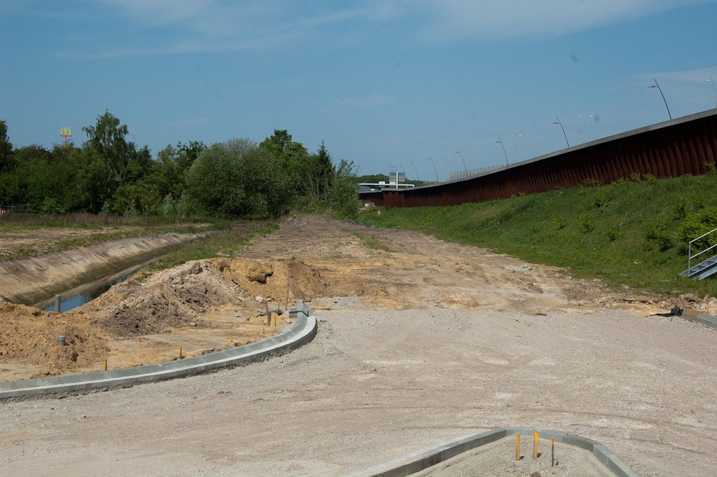 20110508-132553.jpg - Zandhopen verwijderd bij de verlegde bermsloot. Als het hier geasfalteerd en wellicht al gemarkeerd is laat men dus het terrein hapklaar over aan het rijk voor het resterende wegvakje in de afrit vanaf de N2.  week 201117 