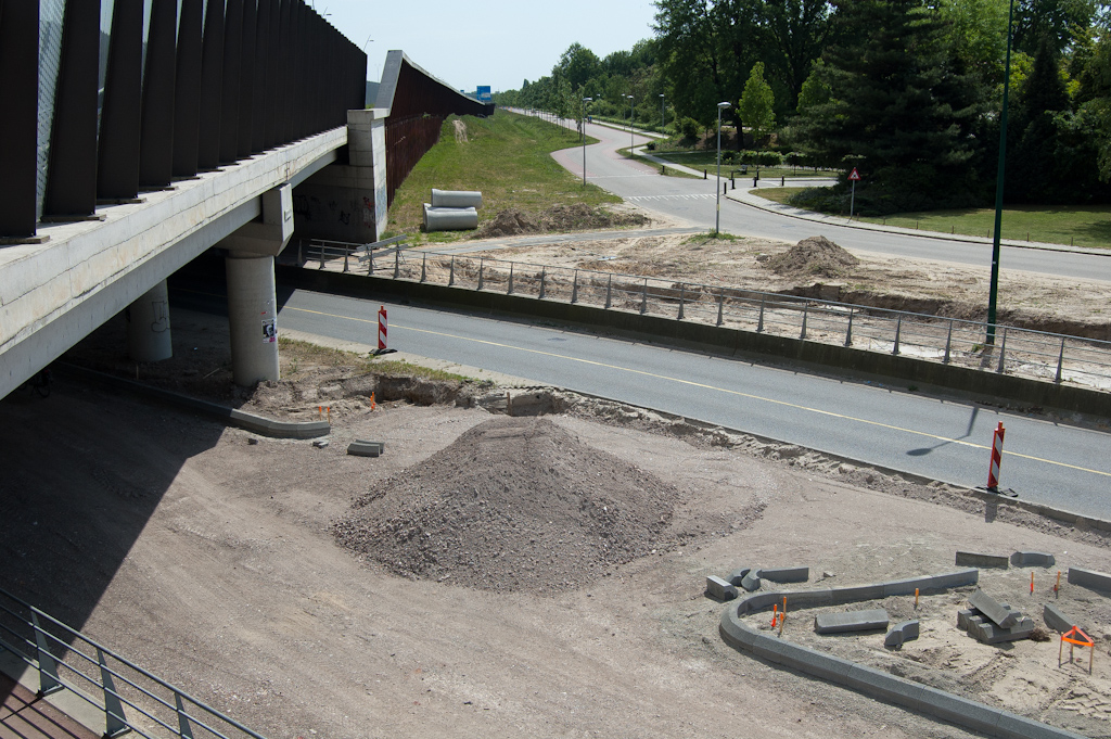 20110508-133222.jpg - Ook de 135 graden bocht naar de toerit in de richting Maastricht nu bijna uitgetekend met opsluitbanden. Het lijkt erop dat er in de bocht zo'n beetje dubbele rijstrookbreedte wordt toegepast.  week 201117 