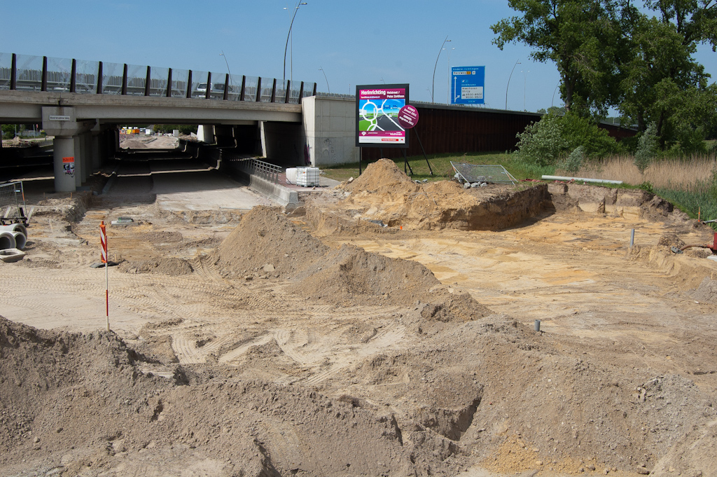 20110508-135022.jpg - De eerste onmiskenbare voorbereiding op de toerit in de richting Amsterdam, aan de Eindhovense zijde van het viaduct Meerenakkerweg.  week 201117 