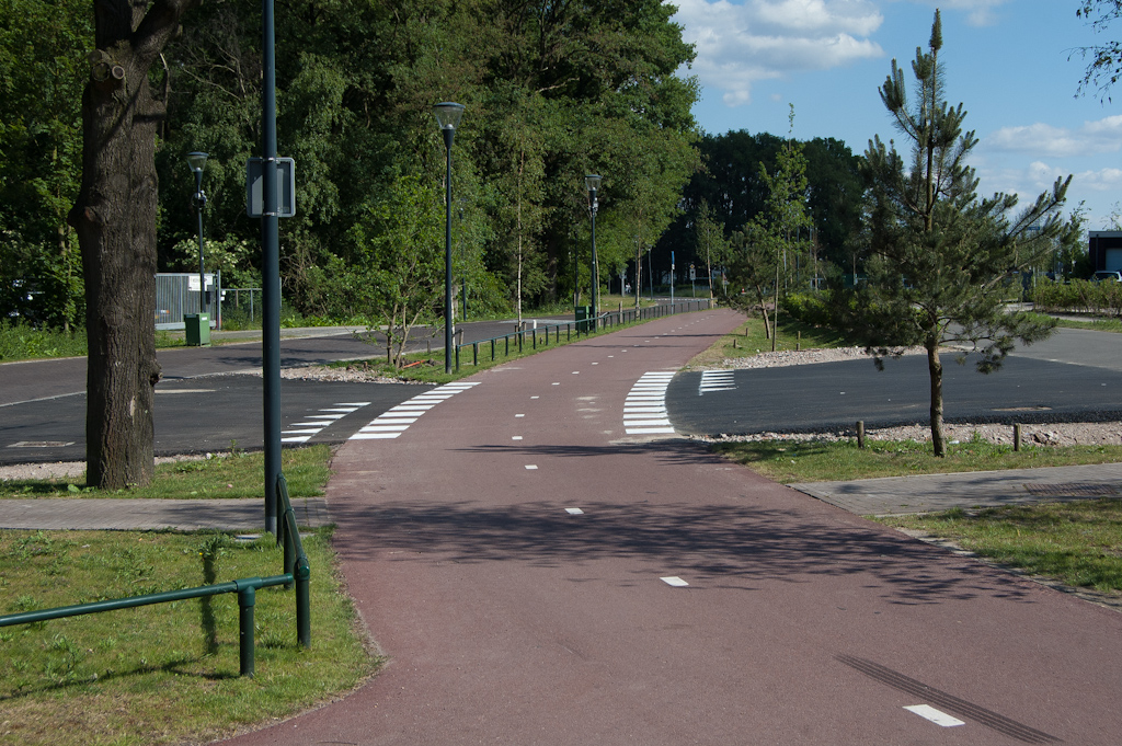 20110514-154832.jpg - De nieuwe situatie uit de vorige foto is afdoende voor bewoners uit Grasrijk, maar voor de noordelijk gelegen woonwijken in Meerhoven is meer nodig. Die maakten gebruik van de (oude) Sliffertsestraat (links op de foto) om naar de Noord-Brabantlaan te kunnen rijden. Daarom is dit oversteekje gemaakt met de Nieuwe Sliffertsestraat.