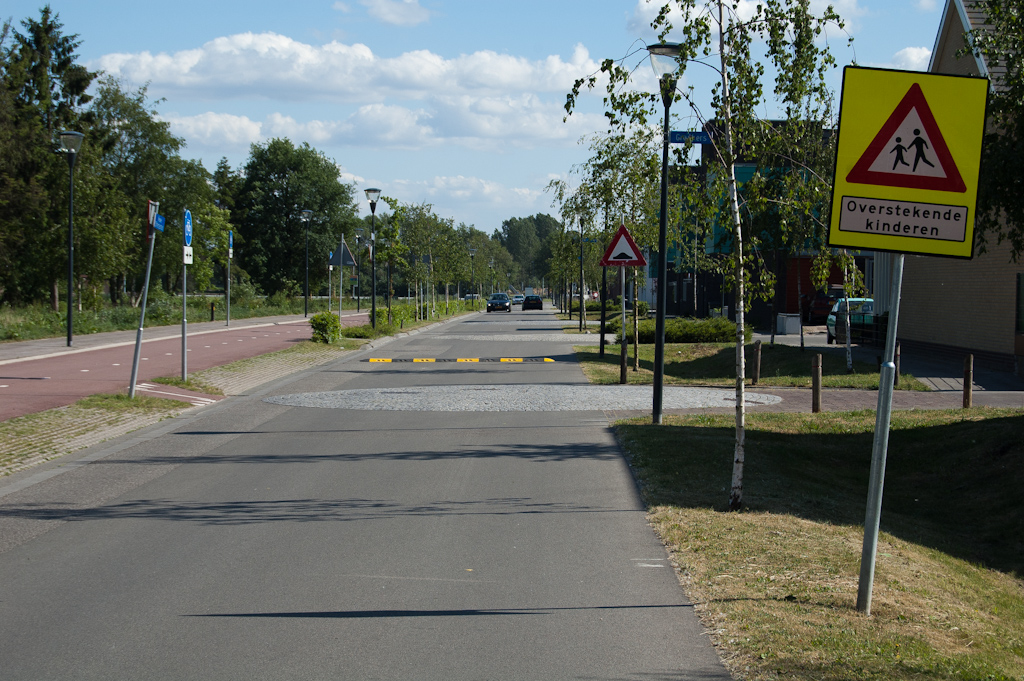 20110514-155300.jpg - Op de Nieuwe Sliffertsestraat is dus een verhoogde verkeersdruk te verwachten. Links van de straat liggen scholen. Daarom is naast de bestaande cirkelplateaus voorzien in een extra maatregel...