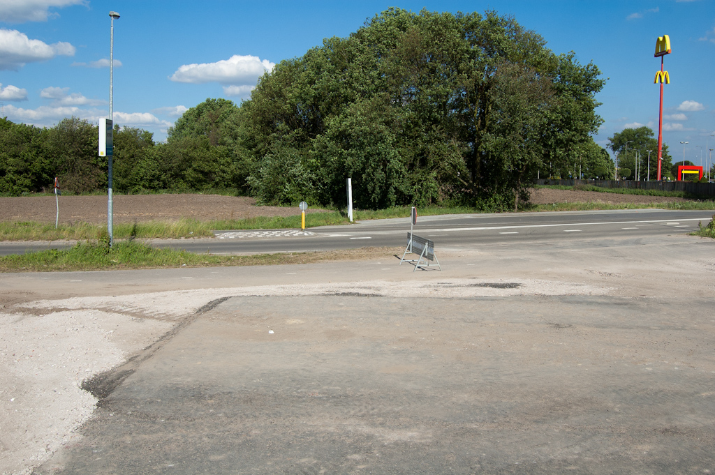 20110514-160625.jpg - Geen zichtbare voortgang in het kruispunt Sliffertsestraat-verlengde Meerhovendreef, maar het verkeer is dan ook nog niet omgezet.  week 201118 