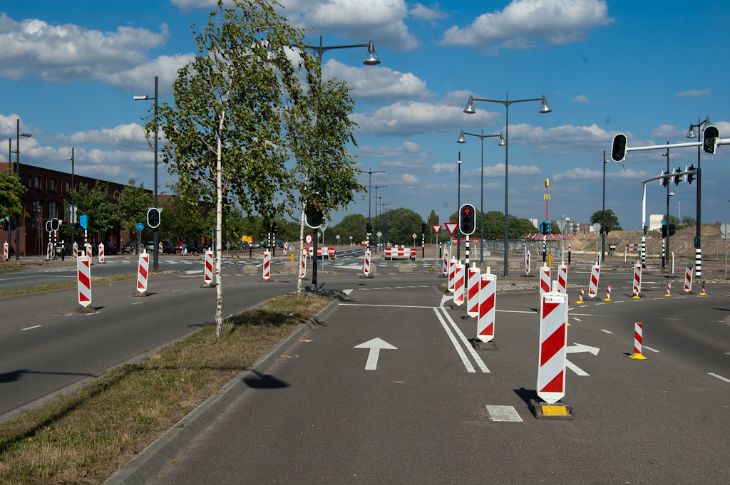 20110514-161936.jpg - Vermoedelijk de laatste keer dat we hier op de rijbaan kunnen gaan staan. Zouden de gele en groene "rechtdoor" lampen het nog doen na al die jaren in ruste?  week 201118 