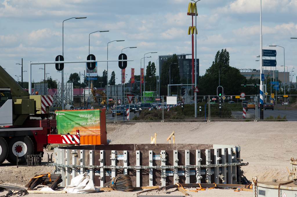 20110514-163332.jpg - De kraan zal dan dienen voor het inhijsen van onder meer de wapeningselementen die daar liggen.  week 201118 