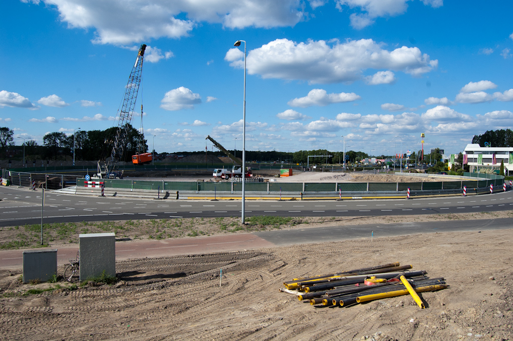 20110514-163730.jpg - De kraan van de firma van 't Hek funderingstechnieken heeft gezelschap gekregen in het rotonde-eiland van de Hovenring.  week 201118 