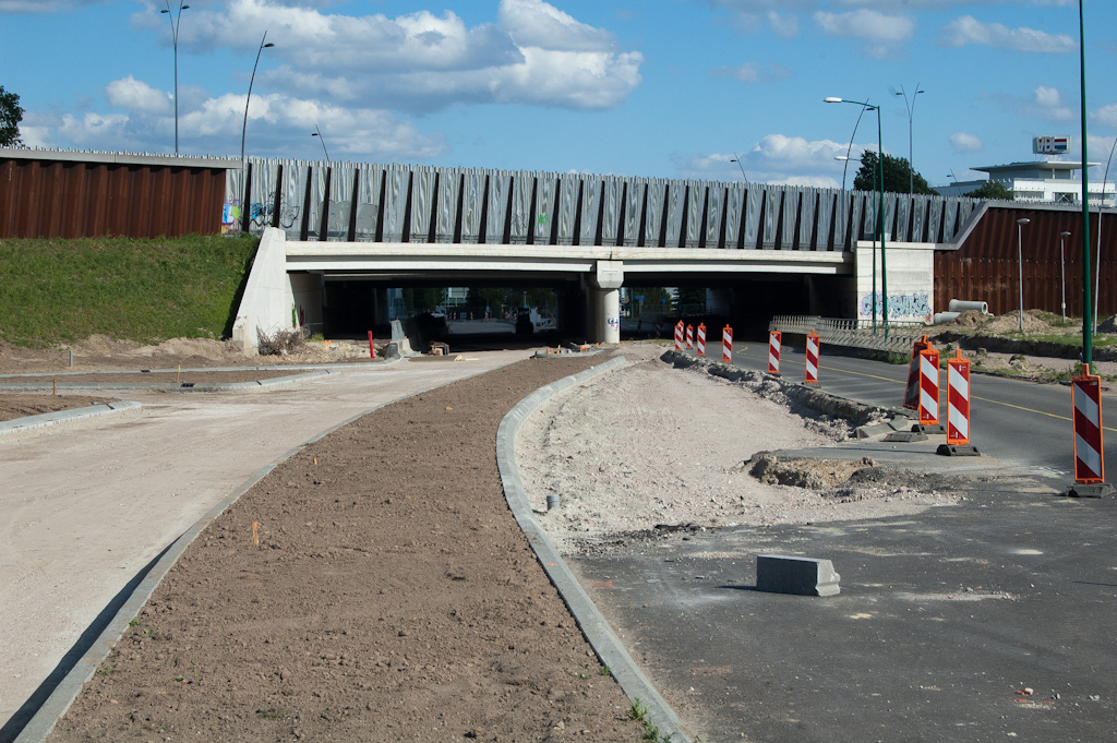 20110514-164301.jpg - Ook nieuwe RWS banden nu in de zuidelijke rijbaan (rechts), maar asfalteren is daar voorlopig nog niet aan de orde.  week 201118 