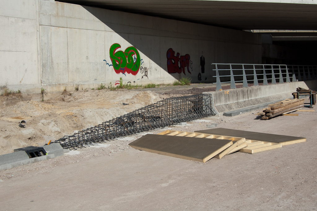 20110514-164637.jpg - Bekisting ligt er ook al. Nu nog iets moois maken om de halfronde waterafvoer onder het viaduct aan te sluiten op de "goot" van haakse klinkers.