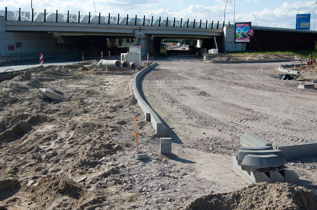 20110514-165937.jpg - Inhaalactie met puinfundering en opsluitbanden waardoor de situatie aan de Eindhovense zijde van het viaduct Meerenakkerweg die aan de andere zijde benadert.  week 201118 