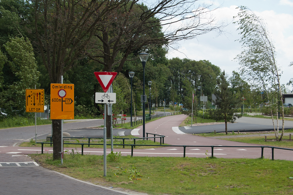 20110522-131820.jpg - Tijdelijk oversteekje tussen oude en Nieuwe Sliffertsestraat heeft er wat verklarende borden bijgekregen. De gevaarzetting door het kruisende fietspad valt wellicht mee, vanwege de dubbele haakse bocht die het gemotoriseerd verkeer moet maken.  week 201119 