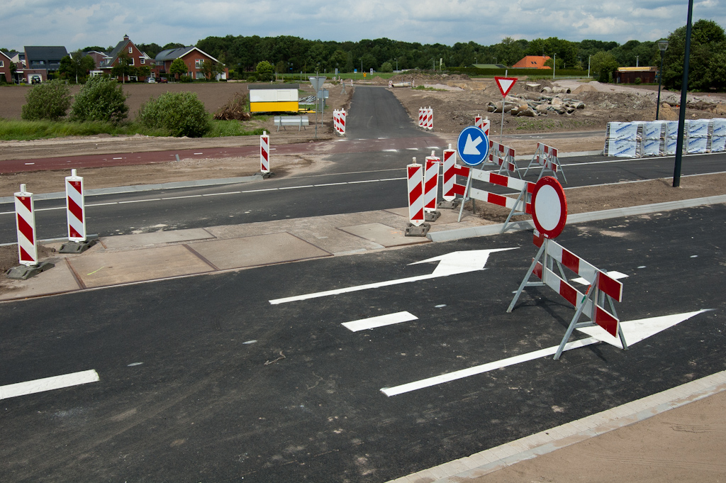 20110522-132523.jpg - De tijdelijke verbindingsweg tussen de verlengde Meerhovendreef en de Nieuwe Sliffertsestraat is dus in verkeer. Het middenbermoversteekje bestaat uit een combinatie van stelconplaten en klinkers. Fietsers in de voorrang, maar dat was in de eerste dagen na openstelling nog omgekeerd.  week 201119 