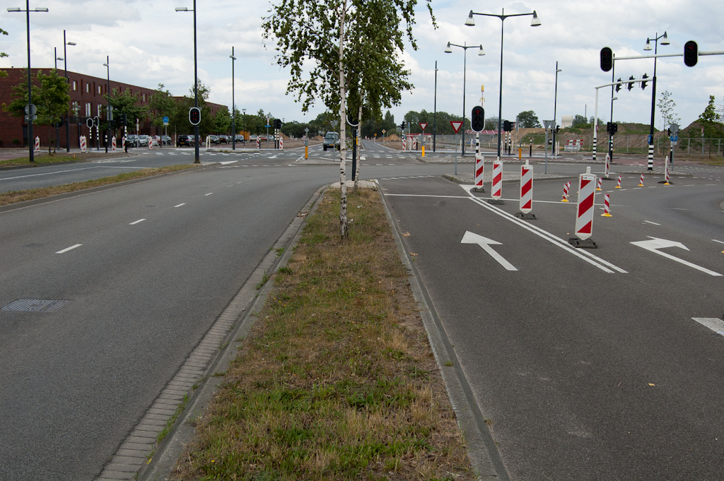 20110522-134549.jpg - Kruising Meerhovendreef-Grasdreef is nu dus open in alle relaties, maar nog niet op volledige capaciteit. Dat ligt voorlopig ook niet in het verschiet, en zal pas nodig zijn als de Hovenring rotonde is verbouwd tot kruising.  week 201119 