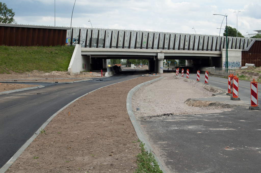 20110522-142324.jpg - In een week tijd is dus bijna het gehele asfaltpakket gedraaid op de puinfundering. Bij zo'n werktempo kan de eens-per-week toeschouwer niet eens het aantal lagen tellen.  week 201119 