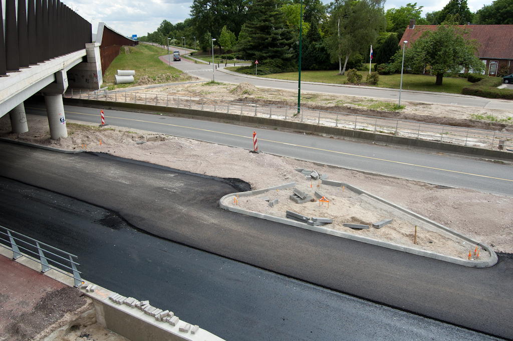 20110522-142613.jpg - Een gedeelte van de 135 graden bocht naar de toekomstige toerit in de richting Maastricht ook reeds geasfalteerd, zodat na de verkeersomzetting voldoende werkruimte beschikbaar is om hem door te trekken.  week 201119 