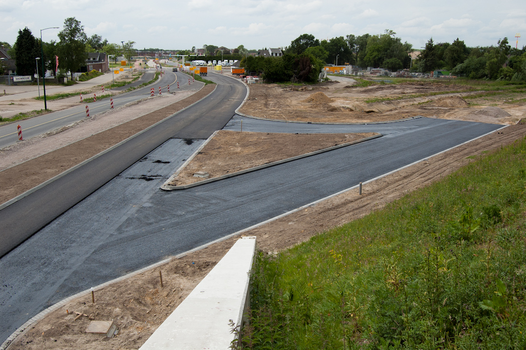 20110522-142648.jpg - Asfalteerklussen lijken gecombineerd te zijn. Ook bij het viaduct Meerenakkerweg westzijde ziet het nu zwart.  week 201119 