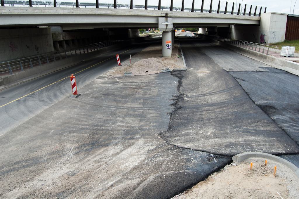 20110522-143301.jpg - Er komt zo te zien dan ook een nieuw doorsteekje tussen de beide rijbanen in de Meerenakkerweg voor faseringsdoeleinden. Kan immers niet permanent zijn omdat de opsluitbanden ontbreken.