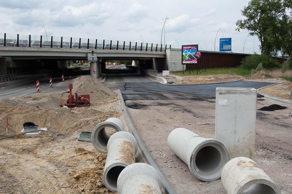 20110522-143639.jpg - Een wat rommeliger asfaltbeeld aan de oostzijde van het viaduct Meerenakkerweg. Gezien de nog gereedliggende rioleringsbuizen kon hier de verharding niet meteen in de gehele rijbaan worden aangebracht.  week 201119 