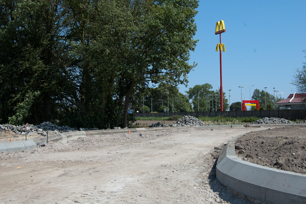 20110529-133654.jpg - Misschien toch nog een stille hint: de opsluitbanden in het uiteindelijk door te trekken wegvak zijn gebruikte exemplaren. Die op de voorgrond zijn van nieuw blank beton.