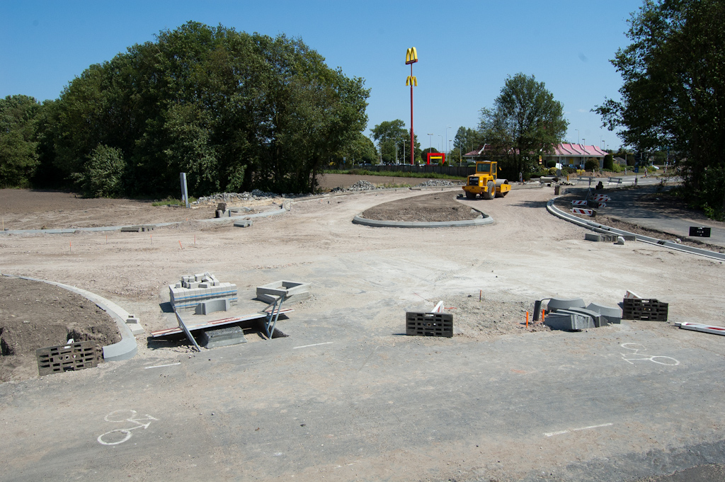 20110529-133828.jpg - Teleurstelling in de nu met opsluitbanden uitgetekende nieuwe kruising verlengde Meerhovendreef-Sliffertsestraat. Hij wordt duidelijk niet voorbereid op doortrekking naar de N2.  week 201120 