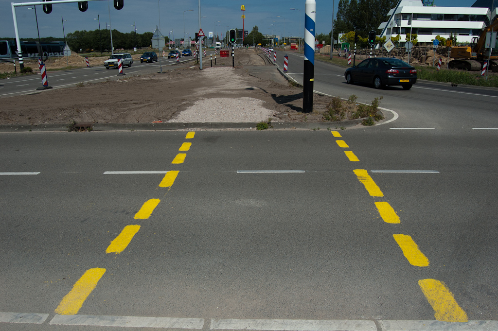 20110529-134909.jpg - In zijn nadagen krijgt de rotonde Hovenring nog deze kanalisatiestrepen opgetekend, waarvan de functie volstrekt onduidelijk is.