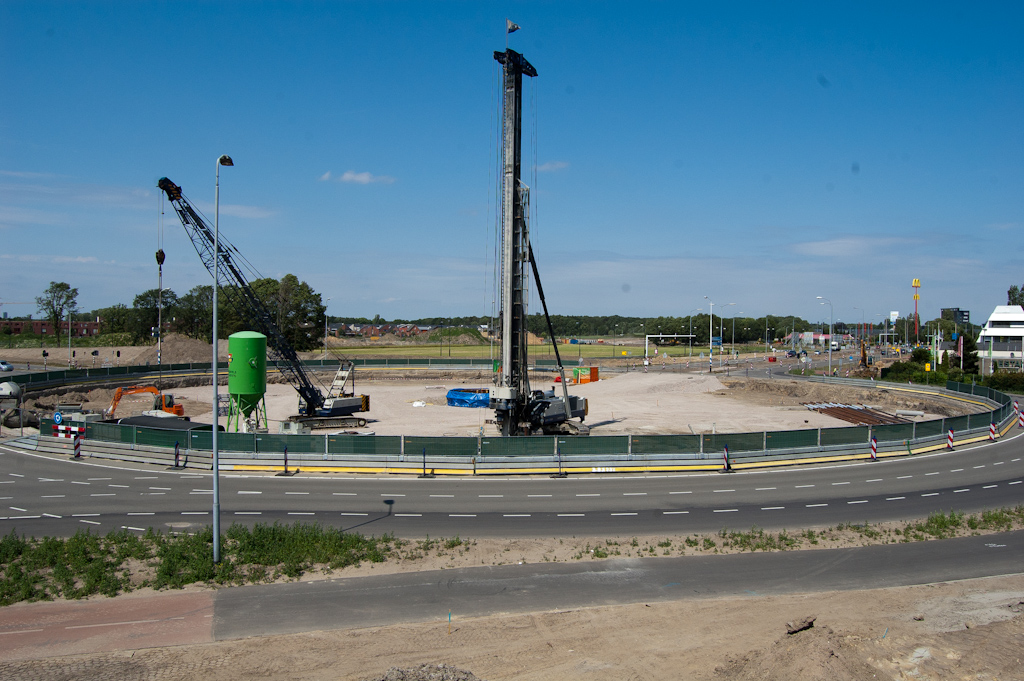 20110529-140529.jpg - Firma van 't Hek terug met twee machines aanwezig in het rotond-eiland van de Hovenring.  week 201120 